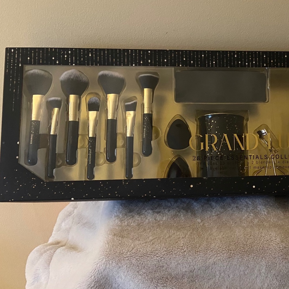 Grnade Lux 28 Piece Makeup Brush Set Essentials Collection.